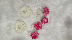 Gajra floral de perlas y rosas hecha a mano con mogra artificial, para bodas, fiestas y celebraciones, ligera y reutilizable. - Product Image 4