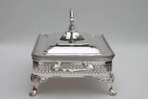 Plat à réchaud haut de gamme qui améliore à la fois la chaleur des aliments et leur esthétique, avec un cadre métallique qui maintient les plats en sécurité et un style raffiné. - Product Image 4