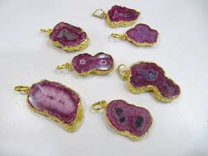 Connecteurs, pendentifs et breloques raffinés en stalactite de quartz solaire rose foncé naturel - Product Image 1