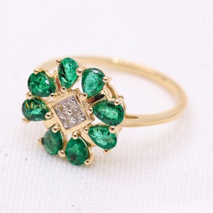 Anillo Floral de Oro Amarillo Sólido de 14K con Esmeralda Natural de Corte Pera y Racimo de Diamantes, Joyería Fina, Memoria Jewels, Venta al por Mayor - Product Image 4