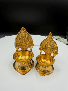 Lampe à huile traditionnelle artisanale en laiton massif plaqué or, style art populaire Lakshmi Diya, pour la décoration de la maison, du temple, des Puja et des festivals - Product Image 6