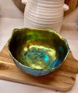 ถาดเสิร์ฟงานฝีมือเคลือบเรซิ่นเมทัลลิก วาดลายด้วยมือ ดีไซน์ปรับแต่งได้ สีสันเหนือกาลเวลา ของตกแต่งบ้าน ศิลปะตกแต่งโต๊ะ ทำด้วยมือ - Product Image 6