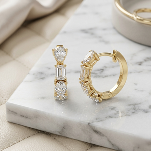 Pendientes de Aro Huggie con Diamantes Cultivados en Laboratorio de 2.15CTW, Corte Mixto, Engaste de Garras, Baño de Oro de 9k, Color E, Certificados - Product Image 1
