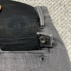 กางเกงยีนส์ขาสั้นผู้ชายสีอ่อน ย้อมสีแบบบล็อก ผ้าฝ้าย 100% กางเกงยีนส์ขาสั้นผู้ชายหลายกระเป๋า กางเกงยีนส์ขาสั้นผู้ชายทรงสกินนี่ - Product Image 4