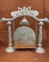Nouveauté : Jhoola en laiton traditionnel plaqué argent, design paon, pour la décoration de la maison et du Mandir