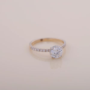 Anillo de Compromiso con Diamante Cultivado en Laboratorio de 1.02 Ct, Corte Redondo, Banda Pavé, Certificado IGI, Chapado en Rodio, Oro Amarillo, Blanco y Rosa de 18K - Product Image 2