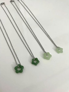 Collier pendentif fleur en jade vert argenté fait main, pierre claire et foncée, bijoux bohèmes minimalistes, cadeau - Product Image 3