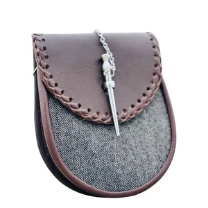 Sporran en cuir PU vegan marron, style écossais traditionnel, fait main, avec fermoir à broche, pour homme. - Product Image 2