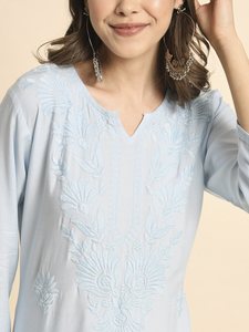 TENDANCES : Kurti en Rayonne Liva avec Broderie Chikankari de Lucknow, Modèle Sky 73077 - Product Image 2