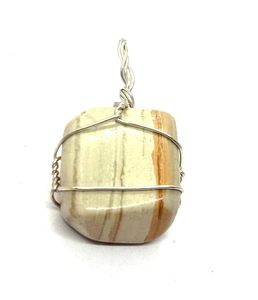 Pendentif en cristal de jaspe façonné, torsadé et gravé, tendance mode, provenant du Gujarat - Idéal pour la Fête des Mères et les occasions professionnelles - Product Image 6