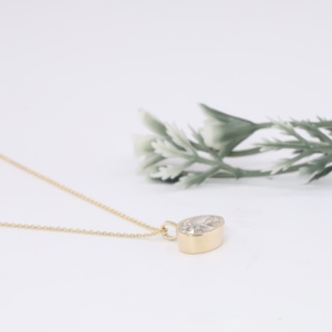 TULSIYA JEWELS Collier Pendentif Solitaire en Or Jaune avec Diamant de Laboratoire Ovale Sertie en Bezel, Chaîne Câble, Bijoux Fins Minimalistes Personnalisables - Product Image 2