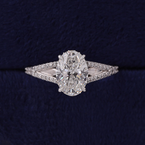 Anillo de Compromiso de Diamante con Corte Oval Platino y Banda Pavé, Estilo Clásico, Certificado IGI, para Mujer - Product Image 5