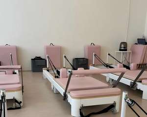 Cama de núcleo de aluminio de alta calidad, máquina de Pilates reformador plegable rosa para mujeres, estudio de Pilates, garantía de 10 años - Product Image 1