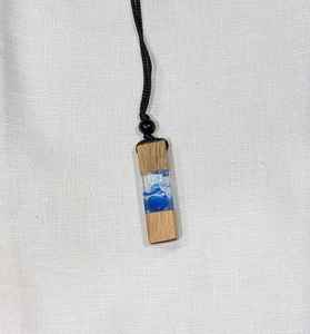 Collar con Colgante de Resina y Madera que Brilla en la Oscuridad, Fabricado en India, con Diseño Único de Paisaje Forestal, Disponible para la Venta - Product Image 2