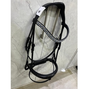 สายรัดจมูกม้าหนังแก้วสีดำแบบอังกฤษ พร้อมแผ่นรองบังเหียนประดับคริสตัล โซ่ประดับหน้าผากม้า อุปกรณ์สแตนเลส สำหรับขี่ม้า มี 4 ขนาด - Product Image 1