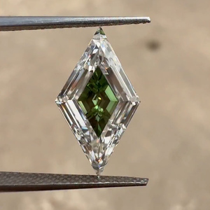 Diamante Bicolor Cultivado en Laboratorio con Corte Antiguo Tipo Cometa |   Piedra suelta verde tallada en corte central |   Corte Triangular con Acabado Pulido, Grado de Corte EX | - Product Image 3
