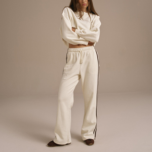 Ensemble de survêtement décontracté haut de gamme pour femme : sweat-shirt à col rond et pantalon de survêtement large, personnalisable en gros (OEM) - Product Image 1