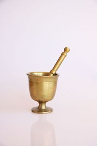 Mortero y pilón de latón macizo con acabado liso para uso culinario, remedios herbales y decoración del hogar - Product Image 5