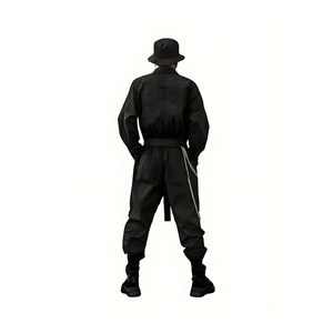Conjunto de chándal techwear para hombre con bolsillos utilitarios y diseño estructurado para uso diario, chándal techwear con tela transpirable. - Product Image 3