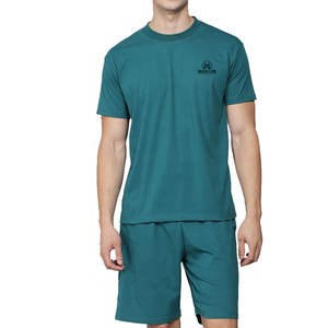 Ensemble t-shirt et short décontracté pour hommes, tenue d'été légère, style moderne et décontracté - Product Image 1