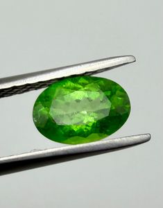 Gema Suelta de Granate Tsavorita Natural, Corte Oval Facetado, Verde, 1.31 Ct, Tamaño Libre para Joyería, Anillo - Product Image 1