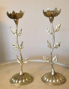 Candelero de latón con forma de flor de tulipán, alto, fundido a mano, con tallo floral y nudos de hojas que parecen brotes. - Product Image 6