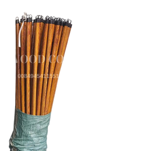 Máquina portátil 2 en 1 para fabricar palos de escoba de madera con revestimiento de PVC impermeable y ecológico de Vietnam, con recogedor de polvo doméstico y cabezal de escoba de plástico empacado. - Product Image 5