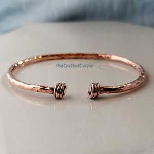 Brazalete Ajustable de Alambre de Cobre Martillado, Estilo Étnico - Product Image 3