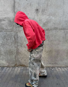Sudadera con Capucha Roja Desgastada Estilo Vintage para Hombre con Detalles de Imperdibles, Sudadera Oversize Estilo Urbano - Product Image 4