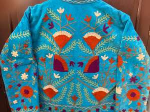 Chaqueta de terciopelo bordada a mano estilo indio con diseño floral folclórico. - Product Image 6