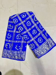 Sari en soie artisanale de luxe du Rajasthan, style Bandhej, traditionnel, teint à la main, pour la collection de mariages et de fêtes - Product Image 5