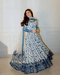 Ensemble de robe longue indienne Readymade et Dupatta, tissu en mousseline de soie avec impression numérique, tenue de fête à coutures complètes pour femmes et filles - Product Image 1