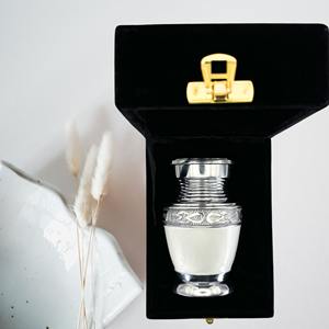 Urna Conmemorativa para Cenizas, Estilo Americano, Capacidad de 200 Pulgadas Cúbicas, Grabada en Níquel y Esmalte Blanco, Conmemorativa para Humanos - Product Image 3