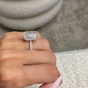 Bague de fiançailles en diamant de laboratoire taille radiant 5 carats _ Trapèzes latéraux et taille ronde _ Or 18 carats bicolore - Product Image 1