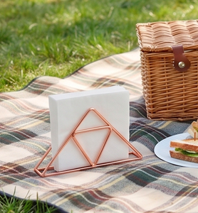 Portarrollos de Metal Moderno con Diseño Geométrico Triangular, Acabado en Oro Rosa, Soporte para Servilletas Independiente para Decoración del Hogar - Product Image 6