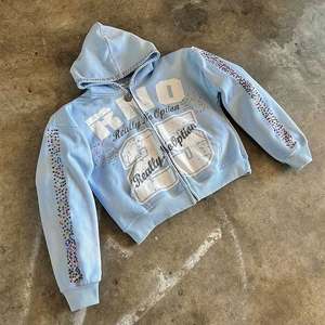 Sweat à capuche zippé pour homme en coton brossé French Terry, avec impression sérigraphique personnalisée, broderie graphique très lourde et strass - Product Image 6