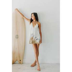 Robe Courte Unie Tendance Brise de Plage – Adoptez le Style Côtier Décontracté – Décolleté Plongeant Sans Manches – Faite à la Main – Été Naturel - Product Image 1