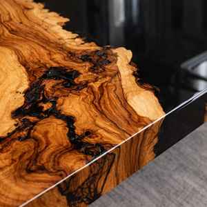 Mesa de Centro de Resina Hecha a Mano, Ecológica, con Borde Natural de Madera de Olivo, Color y Tamaño Personalizables - Product Image 5