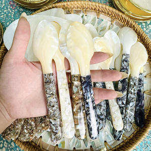 Cuillère artisanale vietnamienne en nacre, fabriquée à partir de coquillages naturels, pour servir du caviar, des desserts, de la crème glacée et du café sur la table. - Product Image 5