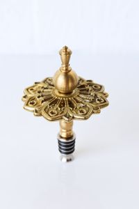 Bouchon de bouteille de vin décoratif en métal de luxe avec finition dorée et ajustement sécurisé pour une conservation durable des boissons - Product Image 6