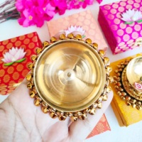 Magnifique boîte décorative en laiton de luxe Jaipurios, faite à la main, avec sequins, 4x4x2 pouces, lampe à huile traditionnelle Pooja de 3 pouces, pour Thanksgiving