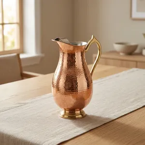Carafe à eau classique en cuivre martelé avec poignée en laiton ornée et base sur pied, carafe de table ayurvédique, article de service, cadeau - Product Image 5