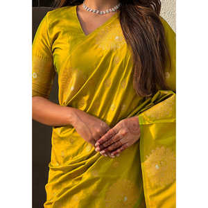 Sari de Noche de Seda Suave Verde Mehendi con Bordado de Zari Doble y Borde de Pavo Real - Product Image 3