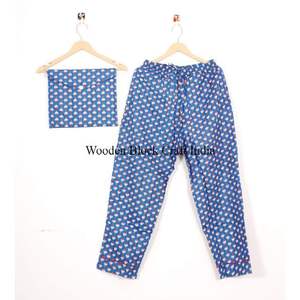 Ensemble de pyjama en coton imprimé floral fait main en Inde, 3 pièces, y compris un sac assorti, vêtements de nuit doux et confortables pour l'été - Product Image 3