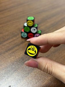Dés hexagonaux en plastique moulés sur mesure, designs classiques et modernes, coins arrondis, pour les concepteurs de jeux de société adaptés aux enfants - Product Image 1