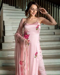 Ensemble Kurti tendance pour femme en viscose crêpe française avec pantalon en viscose Chanderi et dupatta en georgette imprimée - Product Image 2
