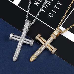 Colgante de Moissanita Personalizable al por Mayor para Hombre, Diseño Elegante, Chapado en Oro y Plata, Corte Brillante, 5.8 cm de Largo, 3.2 cm de Ancho - Product Image 1