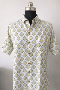 Camisa de algodón unisex con estampado a mano |   Camisa amarilla floral de manga corta con botones |   Camisa Artesanal Hecha a Mano |   Moda Sostenible Ética - Product Image 2
