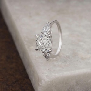 Anillo de Compromiso Clásico de Plata de Ley con Moissanita VVS, Corte Redondo, Certificado IGI, Completamente de Moissanita, para Mujer - Product Image 1