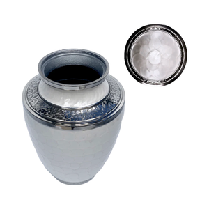 Urna Funeraria Estilo Americano en Blanco Perla, Artesanía Increíble - Product Image 3